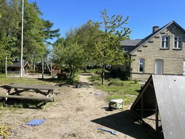 Udflytterbørnehaven med hovedhus og legeplads
